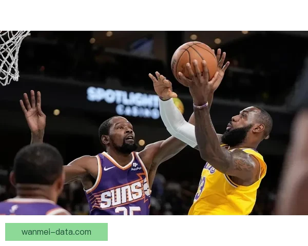 詹姆斯高效轰下14中13表现惊艳杜兰特称他能再打四到五年