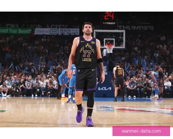 东契奇强势突破突发腿筋伤情离场治疗球队前景引关注